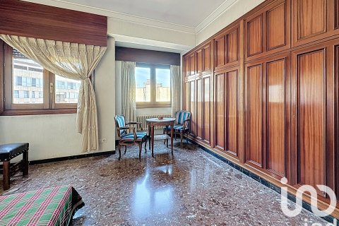 Apartment for sale in Zaragoza, Spain 5 bedrooms, 211 sq.m. No. 153513 - photo 20