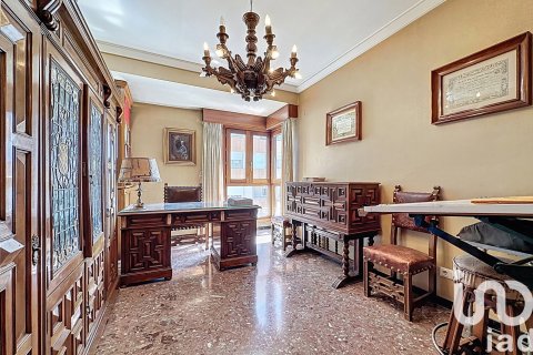 Apartment for sale in Zaragoza, Spain 5 bedrooms, 211 sq.m. No. 153513 - photo 13