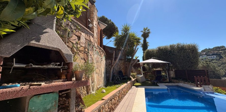 House in Lloret de Mar, Girona, Spain 4 bedrooms, 230 sq.m. No. 164576