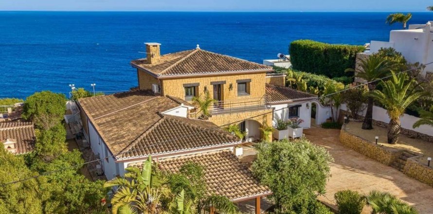 Villa in Benissa, Alicante, Spain 4 bedrooms, 377 sq.m. No. 181712