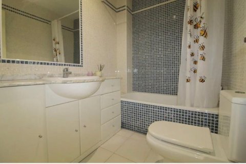 Apartamento en venta en Torrevieja, Alicante, España 2 dormitorios, 85 m2 No. 184230 - foto 2