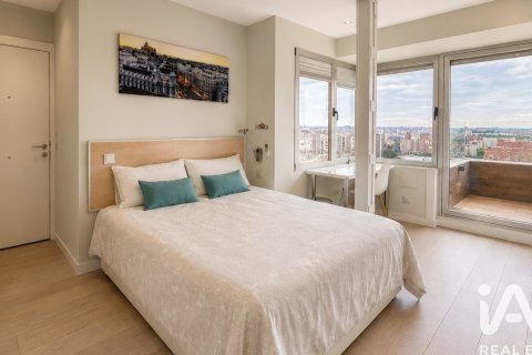 Apartment for rent in Madrid, Spain 3 bedrooms, 189 sq.m. No. 193487 - photo 15