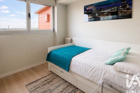 Apartment for rent in Madrid, Spain 3 bedrooms, 189 sq.m. No. 193487 - photo 16