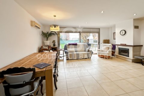 Сasa en venta en Vic, Barcelona, España 4 dormitorios, 251 m2 No. 157136 - foto 2