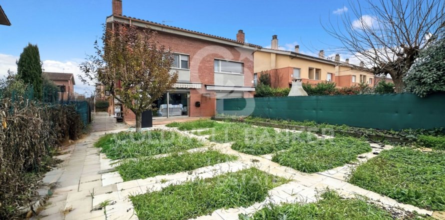 House in Vic, Barcelona, Spain 4 bedrooms, 251 sq.m. No. 157136