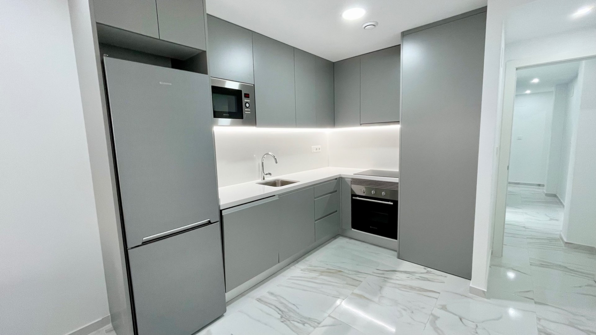 Apartment in Torrevieja, Alicante, Spain 2 bedrooms, 75 sq.m. No. 143660