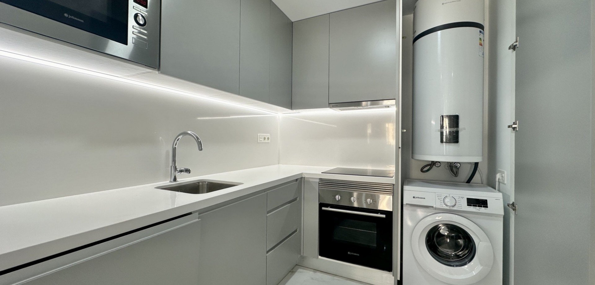 Apartment in Torrevieja, Alicante, Spain 2 bedrooms, 75 sq.m. No. 143661