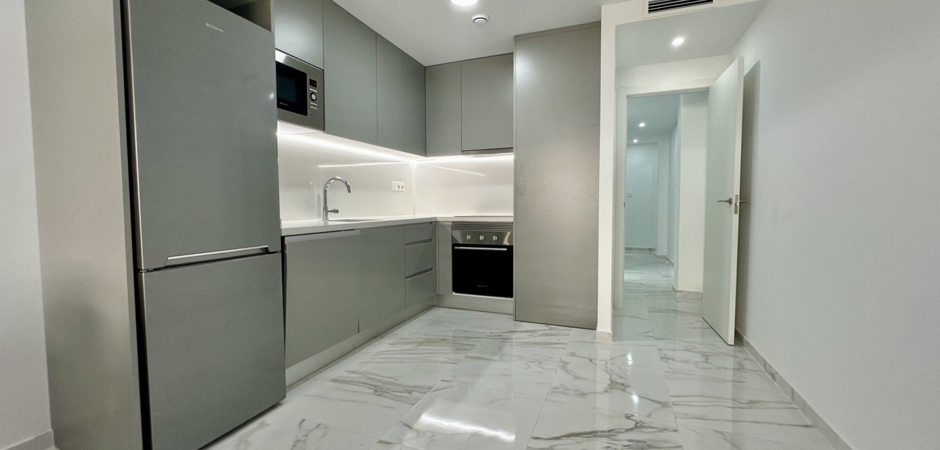 Apartment in Torrevieja, Alicante, Spain 2 bedrooms, 75 sq.m. No. 143661