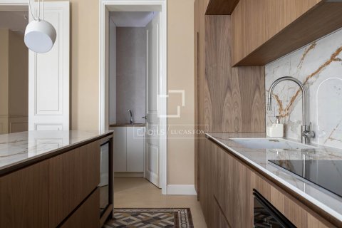 Lägenhet för uthyrning i Barcelona, Spanien 3 sovrum, 250 kvm. Nr. 161476 - foto 8