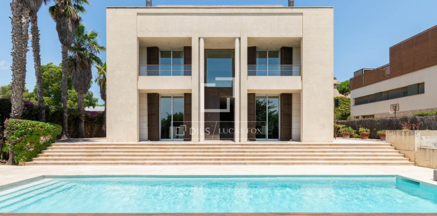 Villa in Gava, Barcelona, Spain 6 bedrooms, 800 sq.m. No. 161477