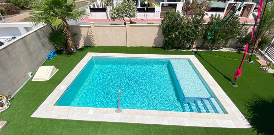 Apartamento en Torrevieja, Alicante, España 3 dormitorios, 140 m2 No. 194948