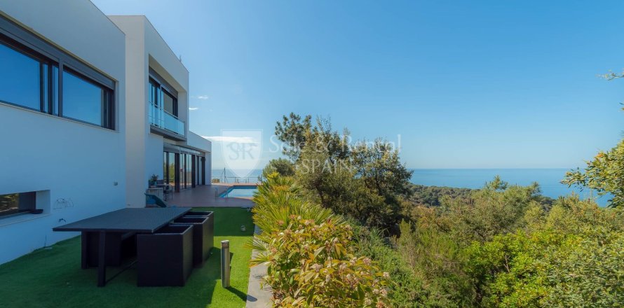 House in Lloret de Mar, Girona, Spain 4 bedrooms, 270 sq.m. No. 166466