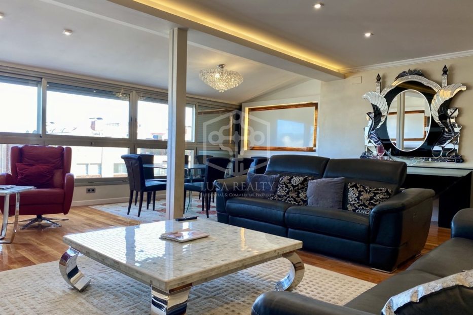 Huoneisto Barcelona, Espanja 4 makuuhuonetta, 220 m2 No. 78354