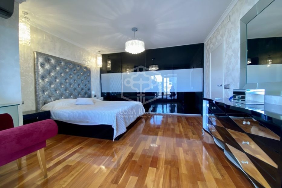 Huoneisto Barcelona, Espanja 4 makuuhuonetta, 220 m2 No. 78354