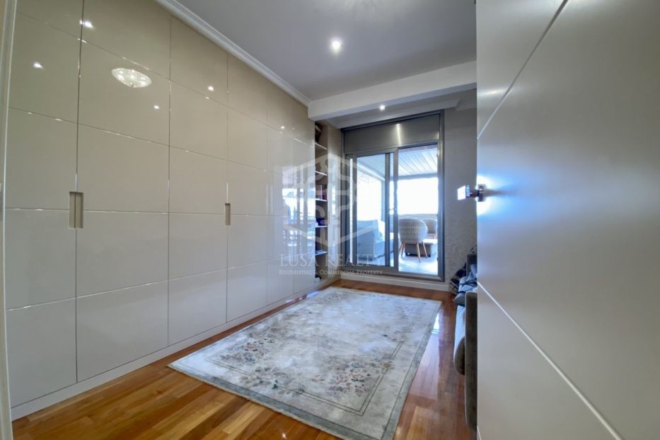 Huoneisto Barcelona, Espanja 4 makuuhuonetta, 220 m2 No. 78354