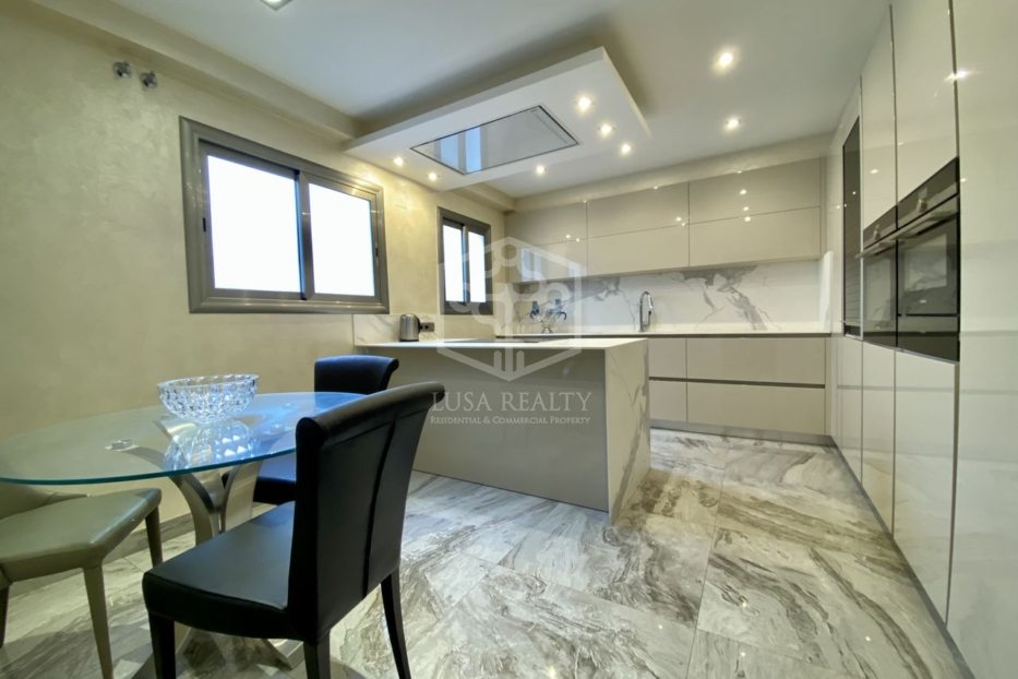 Huoneisto Barcelona, Espanja 4 makuuhuonetta, 220 m2 No. 78354