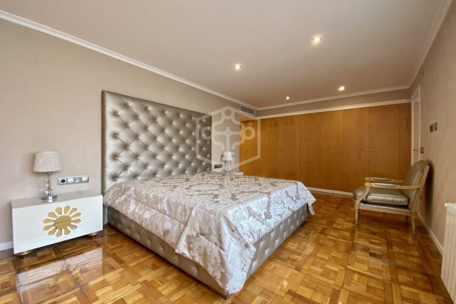 Huoneisto Barcelona, Espanja 4 makuuhuonetta, 220 m2 No. 78354