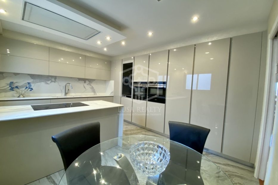 Huoneisto Barcelona, Espanja 4 makuuhuonetta, 220 m2 No. 78354