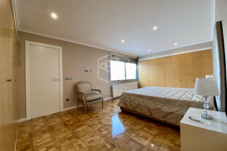 Huoneisto Barcelona, Espanja 4 makuuhuonetta, 220 m2 No. 78354