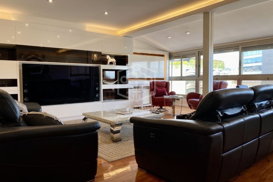 Huoneisto Barcelona, Espanja 4 makuuhuonetta, 220 m2 No. 78354