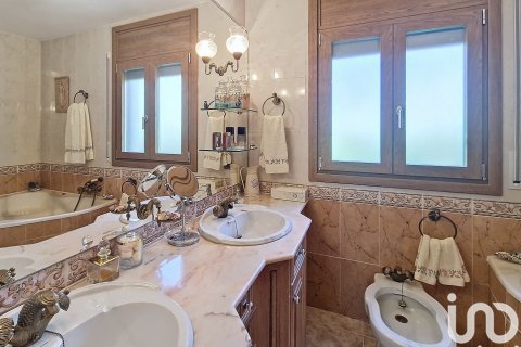 Hus till salu i Sant Fost de Campsentelles, Barcelona, Spanien 4 sovrum, 345 kvm. Nr. 153970 - foto 16