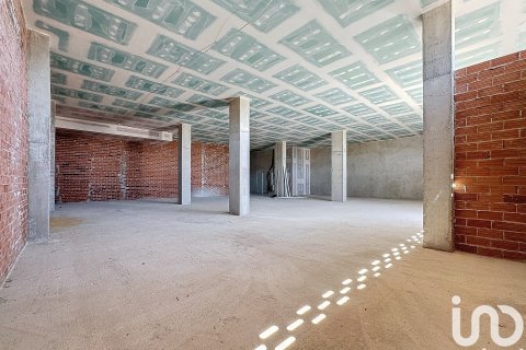 Продажа коммерческой недвижимости в Бадалона, Барселона, Испания 1 спальня, 329м2 №153967 - фото 4