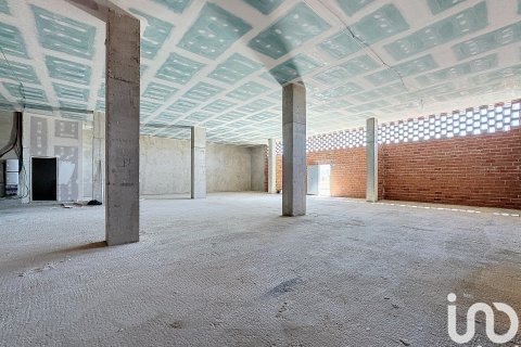 Продажа коммерческой недвижимости в Бадалона, Барселона, Испания 1 спальня, 329м2 №153967 - фото 3