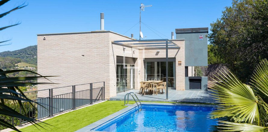 Villa in Alella, Barcelona, Spain 4 bedrooms, 332 sq.m. No. 164603