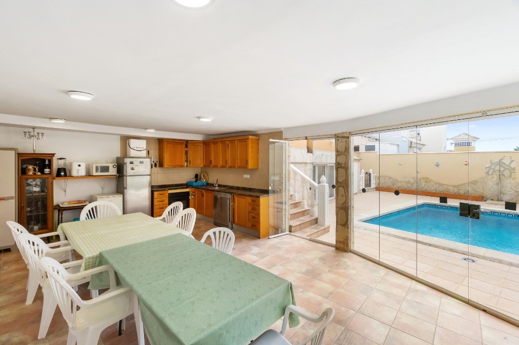 Villa en Alicante, España 4 dormitorios, 253 m2 No. 145191