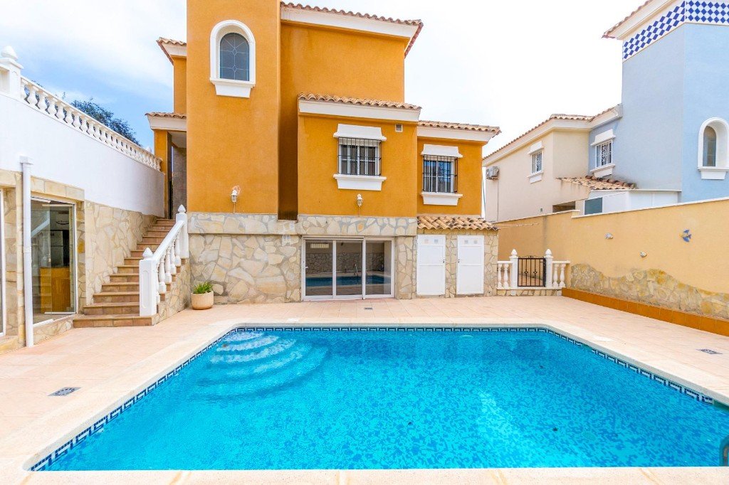 Villa en Alicante, España 4 dormitorios, 253 m2 No. 145191