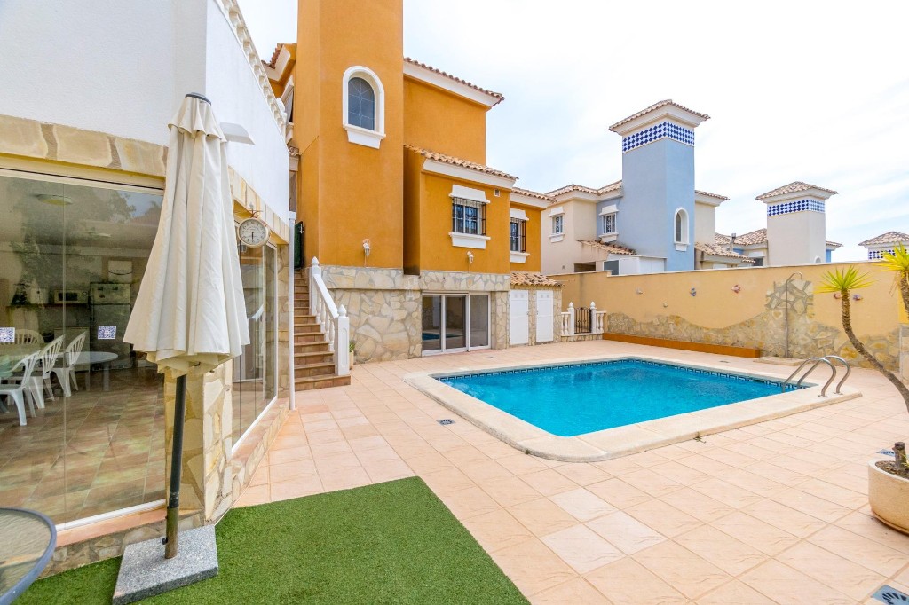 Villa en Alicante, España 4 dormitorios, 253 m2 No. 145191