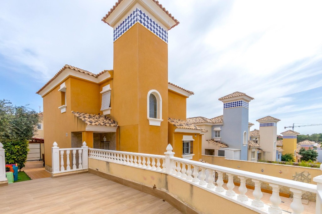 Villa en Alicante, España 4 dormitorios, 253 m2 No. 145191