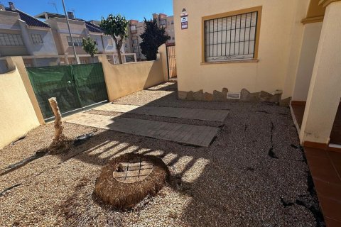 Kaupunkipientalo myytävänä Torre de la Horadada, Alicante, Espanja, 3 makuuhuonetta,  No. 138566 - kuva 2