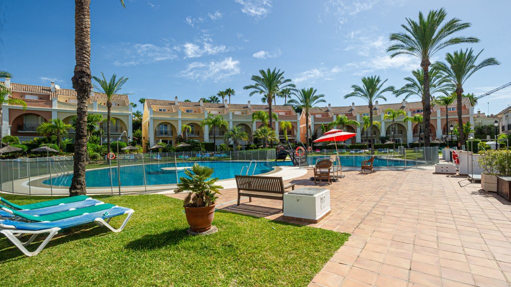 Casa adosada en Marbella, Málaga, España 3 dormitorios, 235 m2 No. 104089