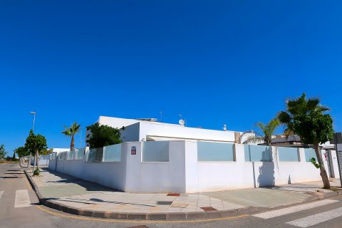 Villa zum Verkauf in Pilar de la Horadada, Alicante, Spanien 3 Schlafzimmer, 106 m2 Nr. 188912 - Foto 3