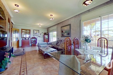 Talo myytävänä El Vendrell, Tarragona, Espanja, 5 makuuhuonetta, 222 m2 No. 153501 - kuva 5