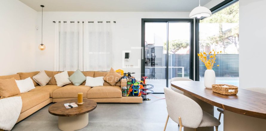 Villa in Gava, Barcelona, Spain 3 bedrooms, 231 sq.m. No. 150306