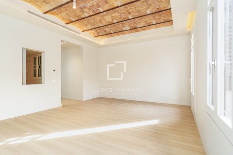 Apartamento en venta en Barcelona, España 3 dormitorios, 142 m2 No. 192777 - foto 2
