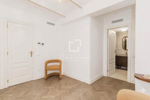 Huoneisto myytävänä Barcelona, Espanja, 3 makuuhuonetta, 119 m2 No. 192776 - kuva 23