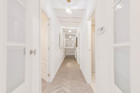 Huoneisto myytävänä Barcelona, Espanja, 3 makuuhuonetta, 119 m2 No. 192776 - kuva 20