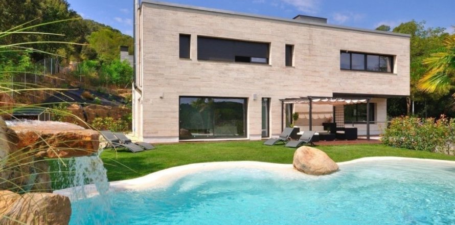 Māja Vallromanes, Barcelona, Spānijā 3 istabas, Nr. 140778