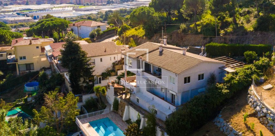 Villa in Cabrils, Barcelona, Spain 6 bedrooms, 343 sq.m. No. 150394