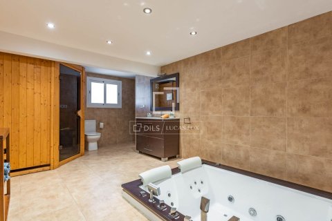 Villa for sale in Cabrils, Barcelona, Spain 6 bedrooms, 343 sq.m. No. 150394 - photo 22