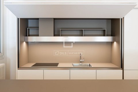 Apartment for sale in Barcelona, Spain 3 bedrooms, 232 sq.m. No. 150926 - photo 9