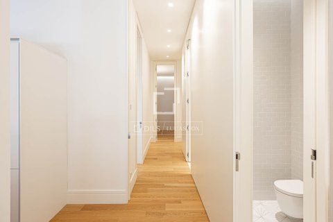 Apartment for sale in Barcelona, Spain 3 bedrooms, 232 sq.m. No. 150926 - photo 12