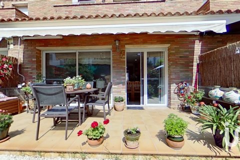 Kaupunkipientalo El Vendrell, Tarragona, Espanja 4 makuuhuonetta, 262 m2 No. 153477