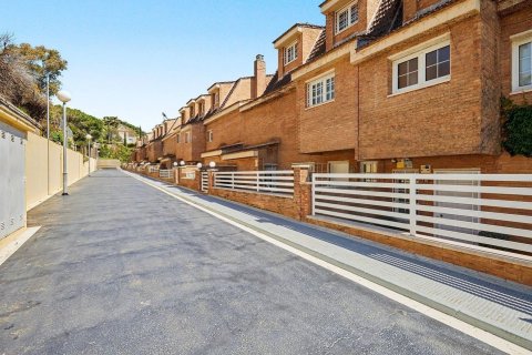 Huoneisto myytävänä Esplugues de Llobregat, Barcelona, Espanja, 7 makuuhuonetta, 489 m2 No. 194534 - kuva 8