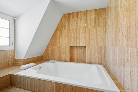Huoneisto myytävänä Esplugues de Llobregat, Barcelona, Espanja, 7 makuuhuonetta, 489 m2 No. 194534 - kuva 30