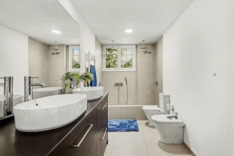 Huoneisto myytävänä Esplugues de Llobregat, Barcelona, Espanja, 7 makuuhuonetta, 489 m2 No. 194534 - kuva 12