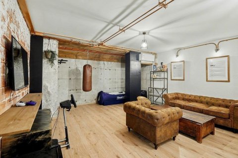 Huoneisto myytävänä Esplugues de Llobregat, Barcelona, Espanja, 7 makuuhuonetta, 489 m2 No. 194534 - kuva 10